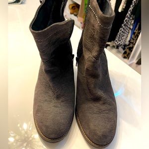 Real leather booties by Taos footwear made in Portugal great color gray beige.